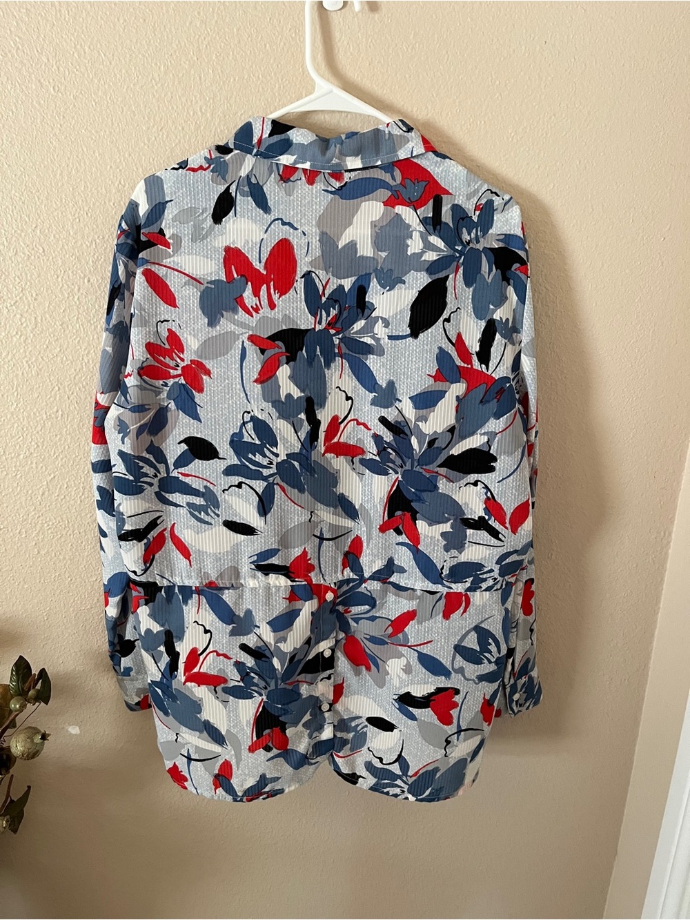 Jones New York Red, Blue, Gray Floral Split Neckline Blouse Large - Picture 5 of 7